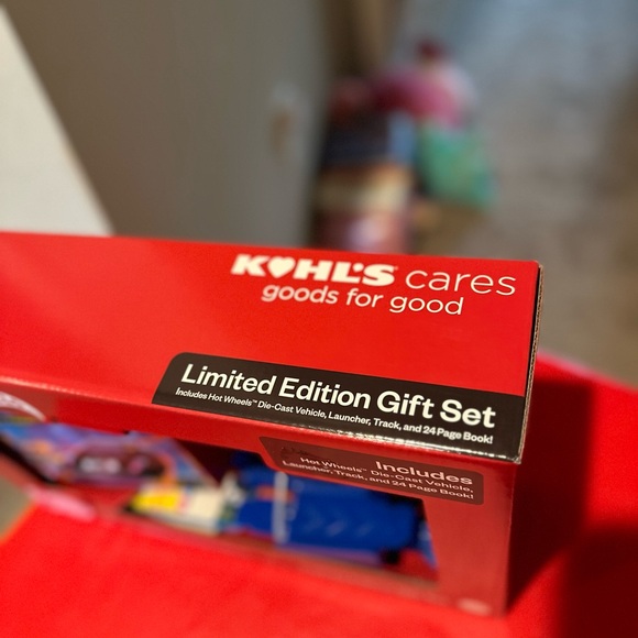 Hot wheels Racers Limited Edition Gift Set - Picture 4 of 7